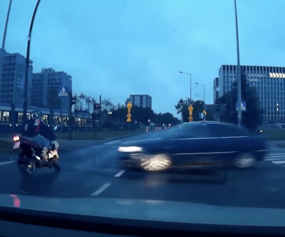 Passatem skosił motocyklistę! Okropny wypadek przez zignorowanie czerwonego światła