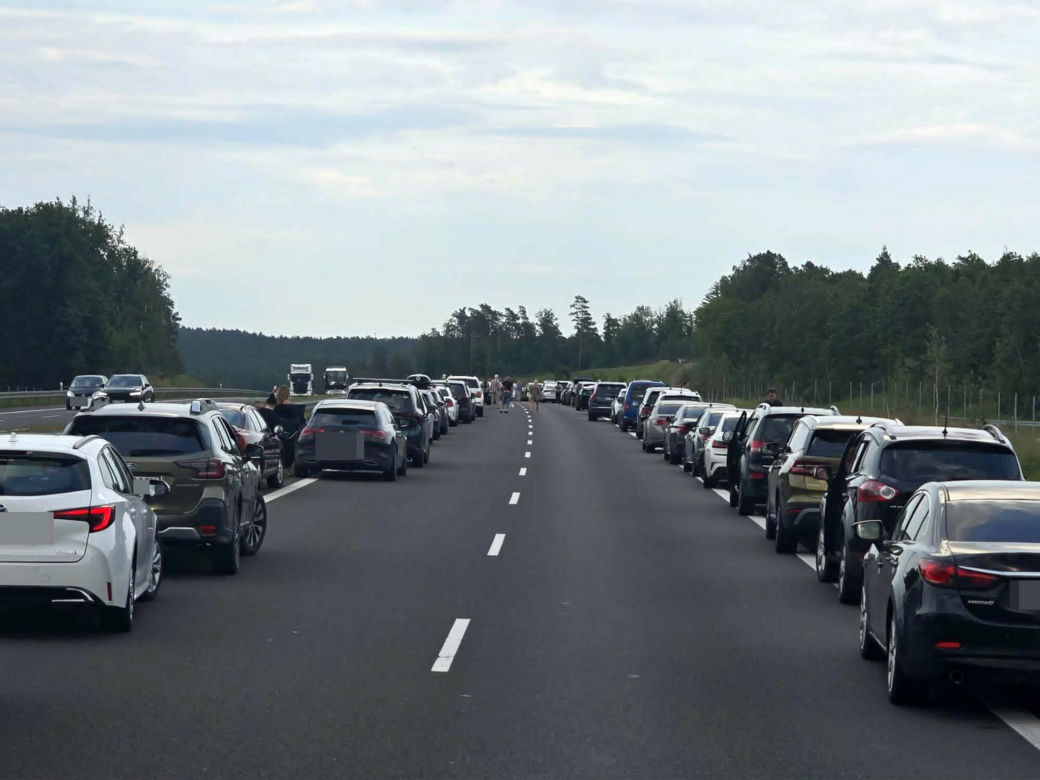 Zderzenie trzech aut na S7 pod Rychnowem. Na miejsce wezwano śmigłowiec LPR