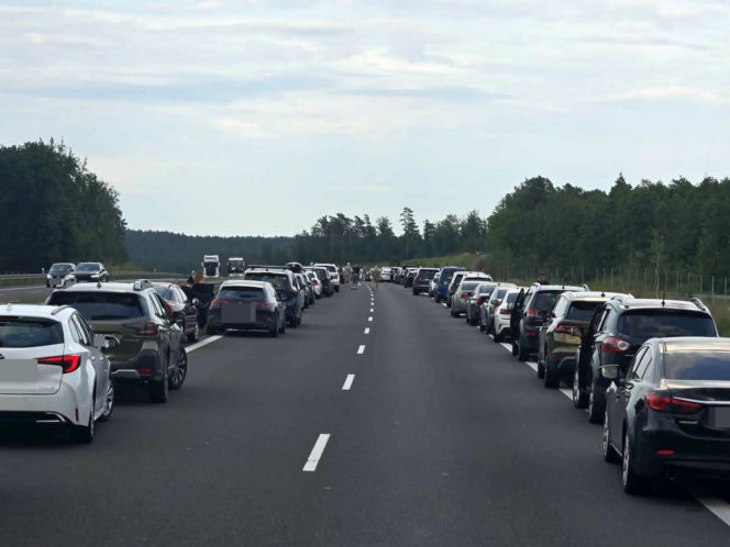 Zderzenie trzech aut na S7 pod Rychnowem. Na miejsce wezwano śmigłowiec LPR