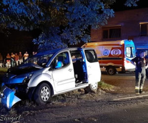 Niebezpieczne zdarzenie na drodze! Samochód wylądował na drzewie