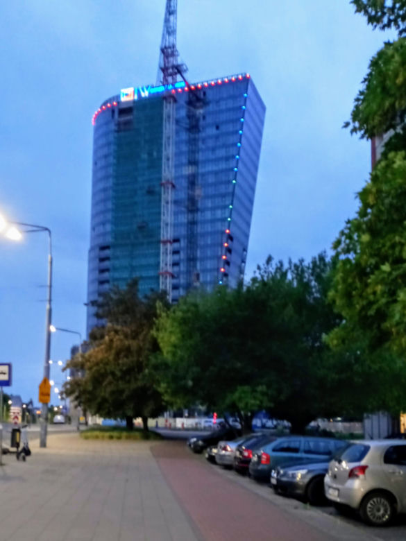 Próby iluminacji Hanza Tower
