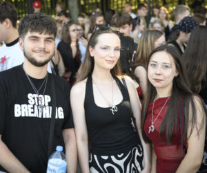 Fani w upale czekają na koncert The Weeknd. Tłumy w Warszawie