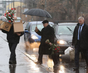 Przywiózł choinkę na grób
