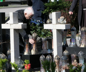 Jarosław Kaczyński na cmentarzu nie był sam. Pewna kobieta nie odstępowała go na krok
