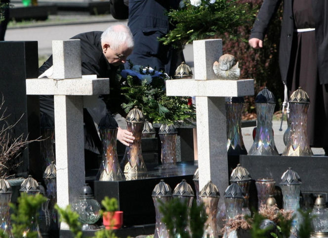Jarosław Kaczyński na cmentarzu nie był sam. Pewna kobieta nie odstępowała go na krok