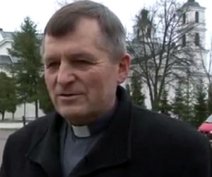 Ksiądz postawił klozet na grobie męża