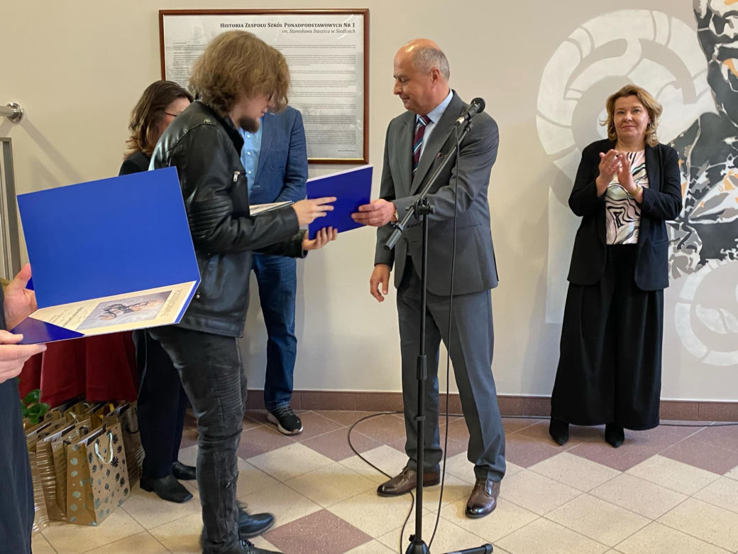 Uczniowie ZSP nr 1 stworzyli mural na ścianach szkoły. Grafika przedstawia patrona placówki