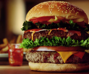 Burger bez okazji. Jak Polacy zamawiają dziś swój ulubiony comfort food?