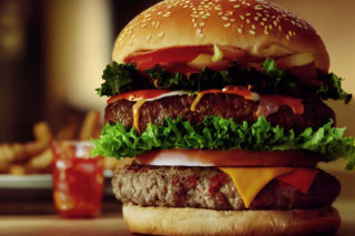 Burger bez okazji. Jak Polacy zamawiają dziś swój ulubiony comfort food?