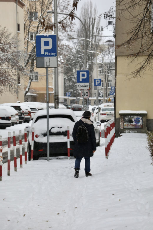 Warszawa nie radzi sobie z atakiem zimy. Chodniki toną w śniegu