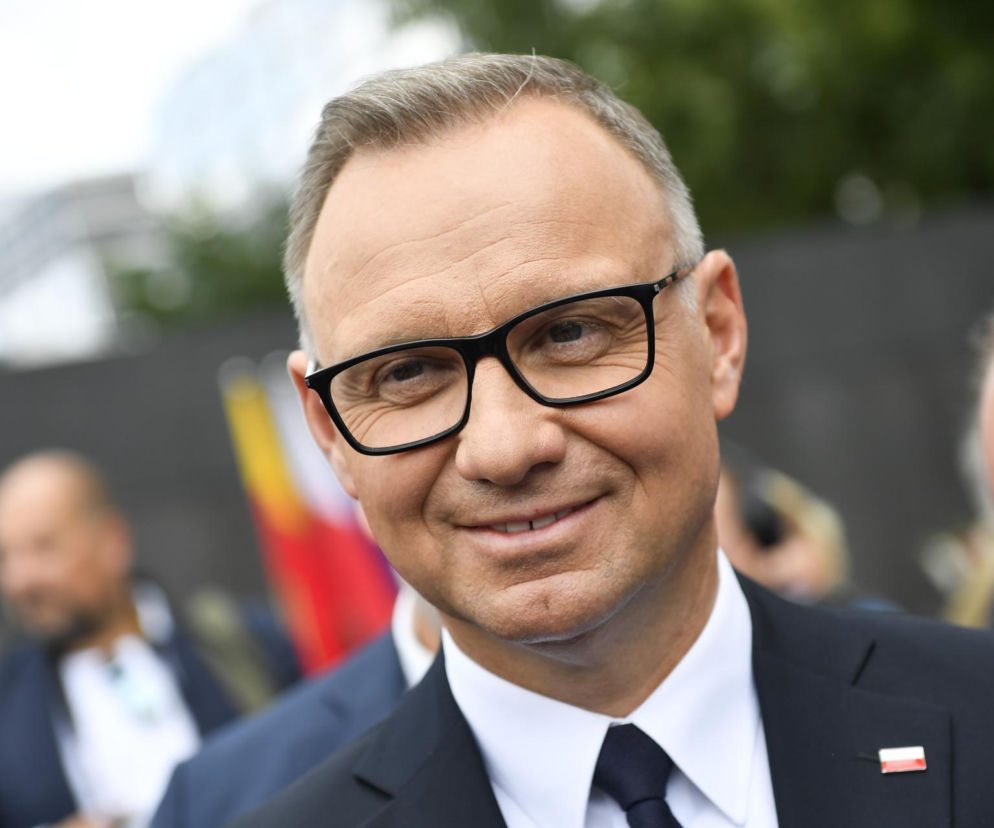 Uśmiechnięty Andrzej Duda w okularach i garniturze. O jego opinii o sytuacji w PiS przeczytasz na SE Polityka.