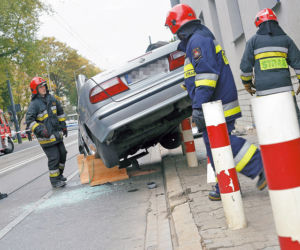 Nissan nadział się na słupki