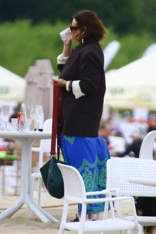 Renata Dancewicz kurzy na plaży