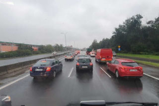 Wypadek w Katowicach na DTŚ. Kobieta w ciąży trafiła do szpitala. Potężne utrudnienia w kierunku centrum. Korek ma kilka kilometrów