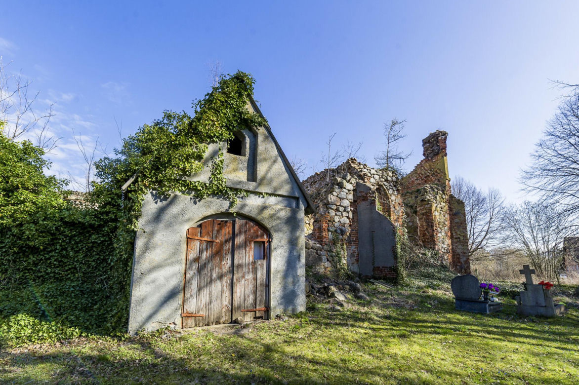Magiczne miejsce w malutkiej wsi na Warmii i Mazurach. Stoją tam ruiny sprzed 700 lat