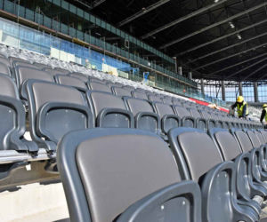 Montaż krzesełek na stadionie w Szczecinie