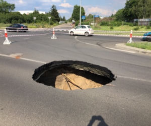 Na ulicy Wiosennej zapadła się jezdnia