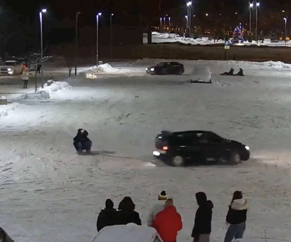 Niebezpieczne drifty i kuligi na parkingu