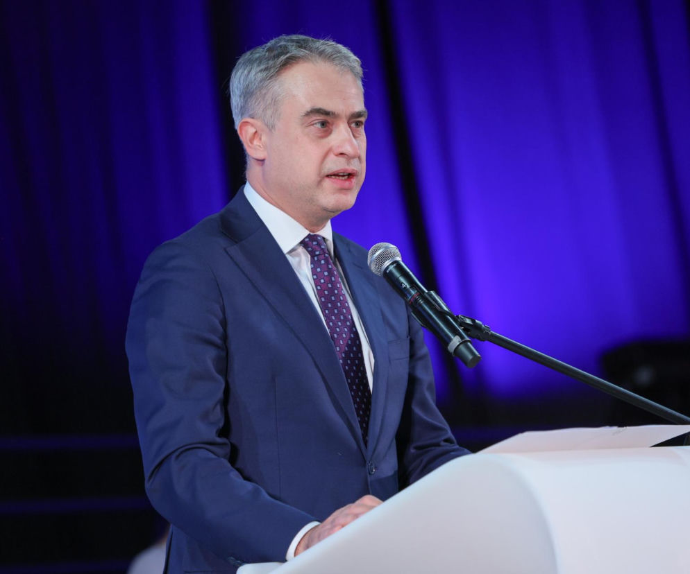 Minister cyfryzacji Krzysztof Gawkowski przemawia do mikrofonu. O bezpieczeństwie danych pacjentów przeczytasz na SE Polityka.