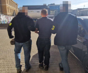 Odkręcił kurki z gazem i groził, że wysadzi blok! W policjantów rzucał nożami, ojca ranił