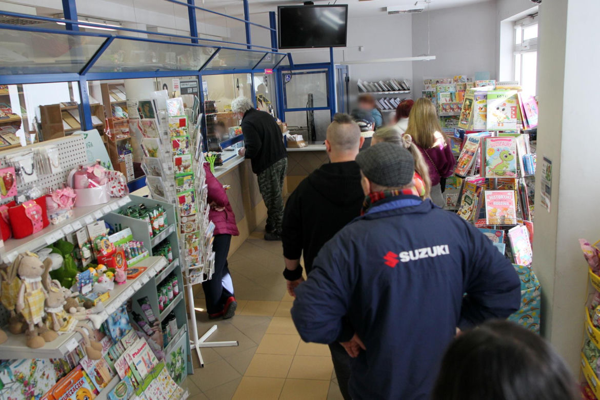 Ogromne kolejki, braki kadrowe oraz rażące zaniedbania ze strony listonoszy w Pocztach pod Warszawą