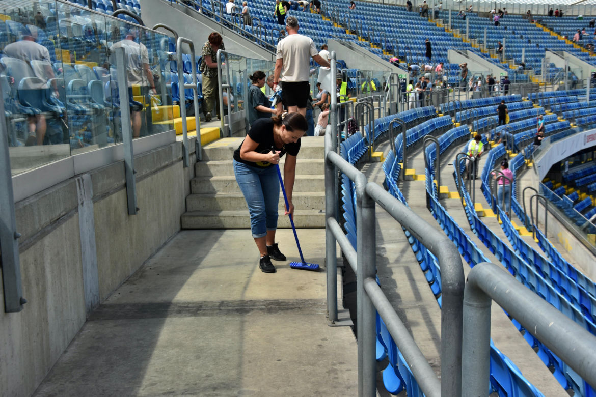 Tysiące ludzi szuka swojego szczęścia na stadionie. Kongres Świadków Jehowy przyciągnął tłumy