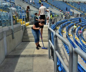 Tysiące ludzi szuka swojego szczęścia na stadionie. Kongres Świadków Jehowy przyciągnął tłumy