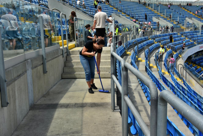 Tysiące ludzi szuka swojego szczęścia na stadionie. Kongres Świadków Jehowy przyciągnął tłumy
