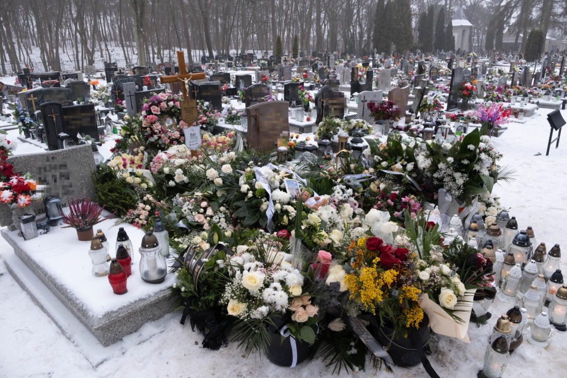 Mama i córka spoczęły w jednym grobie.