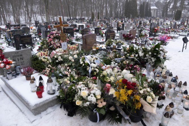 Mama i córka spoczęły w jednym grobie.