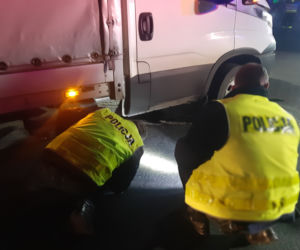 Zderzenie motoroweru z busem DK 11 w Piaskach! Nastoletni braci walczą o życie [ZDJĘCIA]