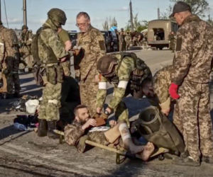 Ukraińscy żołnierze ewakuowani z zakładów Azowstal