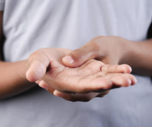 Drętwieją ci ręce lub nogi? Eksperci: to może być stwardnienie rozsiane lub cichy sygnał innej choroby