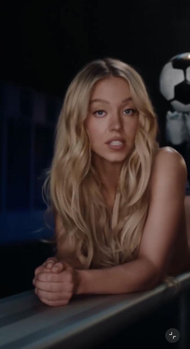 Rozebrana Sydney Sweeney w sportowej reklamie