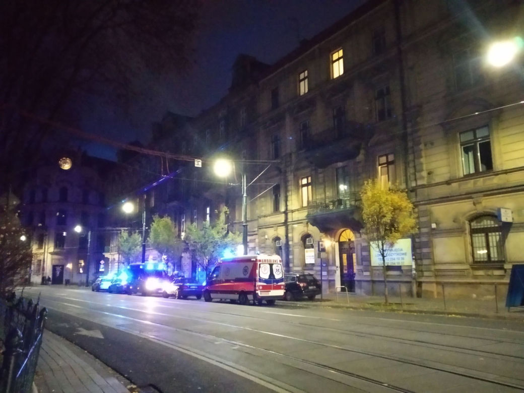 Akcja służb na ul. Podwale. Mężczyzna zasłabł za kierownicą