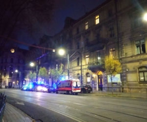 Akcja służb na ul. Podwale. Mężczyzna zasłabł za kierownicą