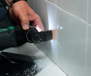 Jak poprawnie usunąć starą fugę i silikon oraz nałożyć nowy? Murator Remontuje