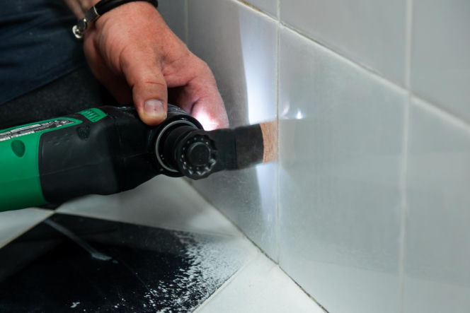 Jak poprawnie usunąć starą fugę i silikon oraz nałożyć nowy? Murator Remontuje