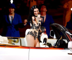 Piosenkarka Jessie J i Rolls-Royce Phantom Series II Drophead Coupe