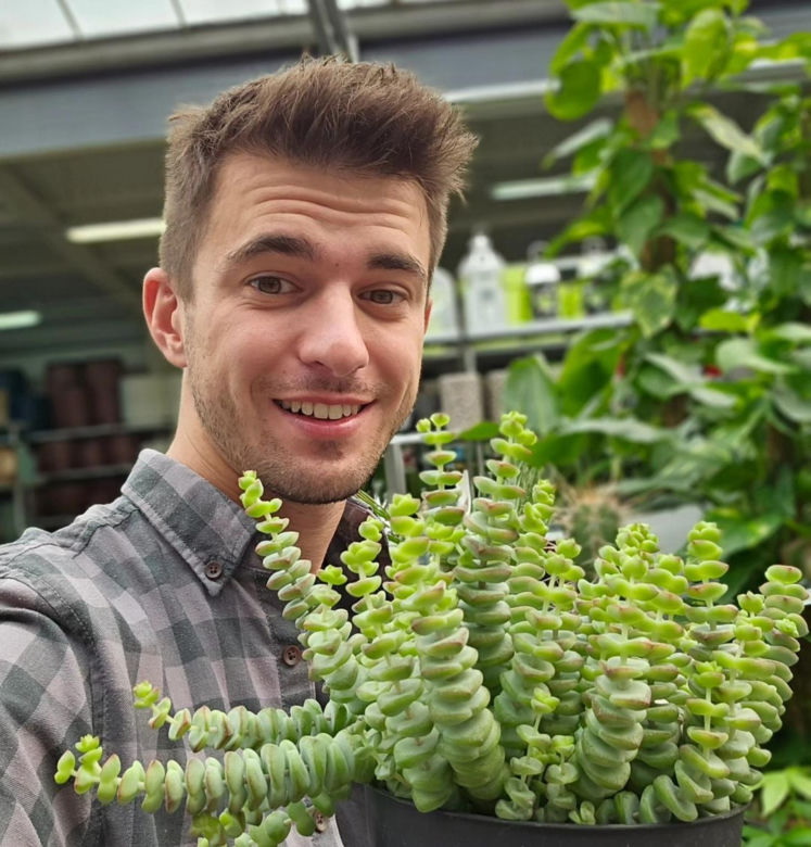 Kandydat Lewicy Grzegorz Janiczak całkowicie nago ubierał z chłopakiem świąteczne drzewko. Zdjęcie może zobaczyć każdy!