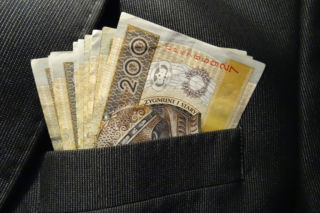 Kilkaset złotych za pomoc w uzyskaniu fałszywych dotacji? Urzędnicy ostrzegają [AUDIO]