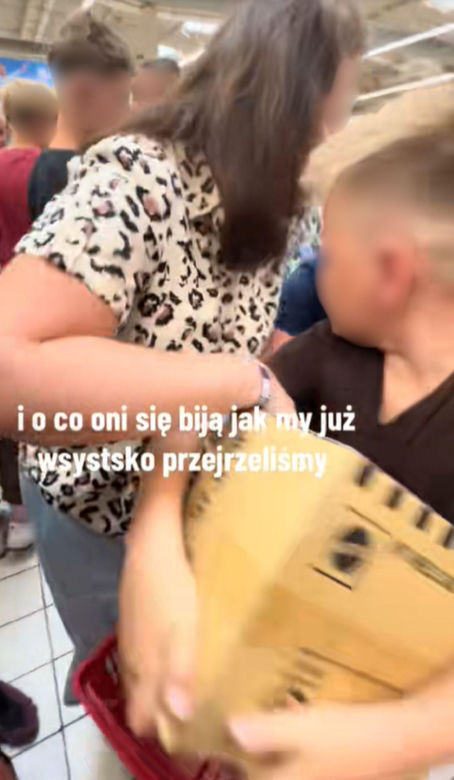 Dantejskie sceny w hipermarkecie Auchan. Klienci wyrywali sobie pudełka z rąk. Jest nagranie