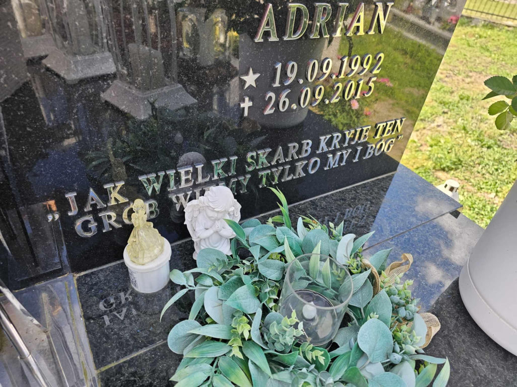 Tragiczny wypadek w Wylewie. Grób młodego siatkarza i jego rodzeństwa [GALERIA]