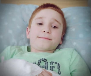 Adrian cierpi na niezwykle rzadką chorobę. Pani Magda błaga o pomoc dla synka