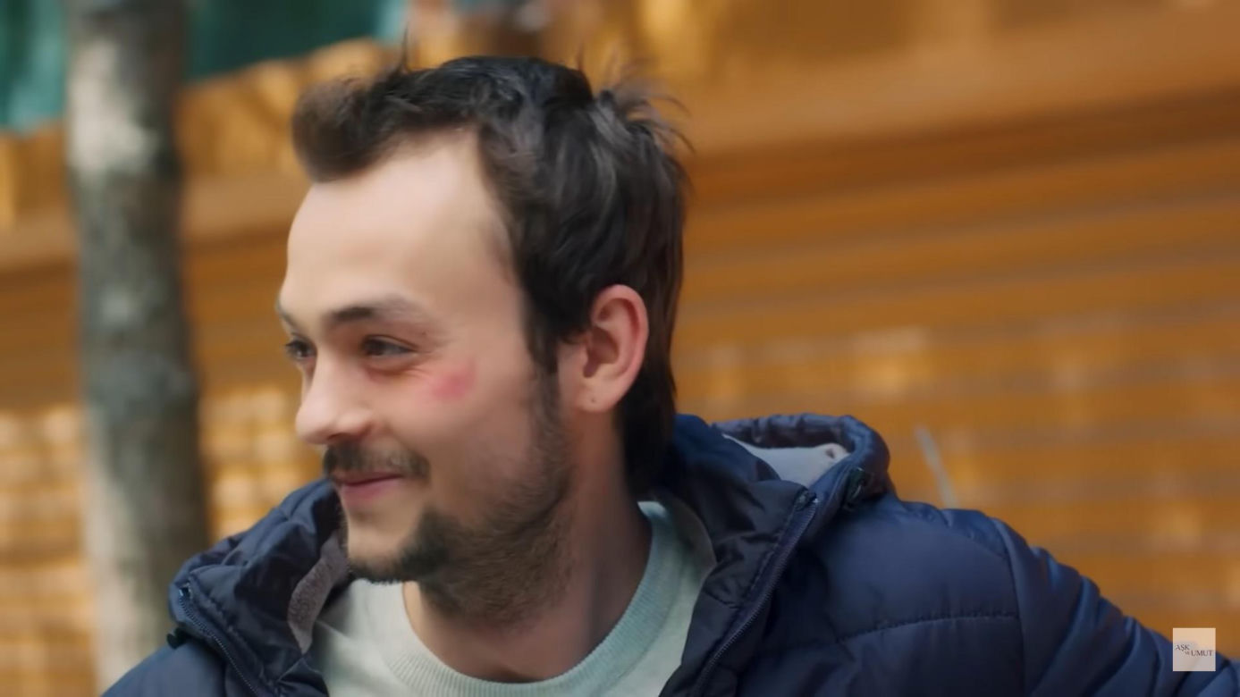 Alper będzie się głupkowato uśmiechał
