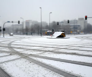 Ursus zasypany śniegiem. Jak jeden pojazd zablokował kluczowe skrzyżowanie?
