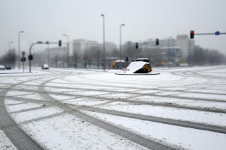 Ursus zasypany śniegiem. Jak jeden pojazd zablokował kluczowe skrzyżowanie?