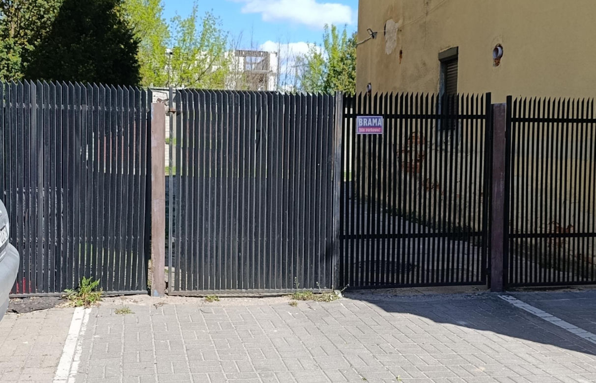 Haniebne malodwidło latami szpeciło bramę. Interwencja dziennikarza "Super Expressu"