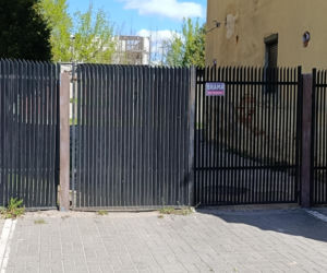 Haniebne malodwidło latami szpeciło bramę. Interwencja dziennikarza Super Expressu