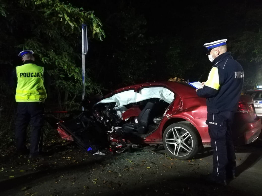 Tragedia w święto zmarłych. Auto roztrzaskało się o drzewo, kierowca nie miał szans [ZDJĘCIA]